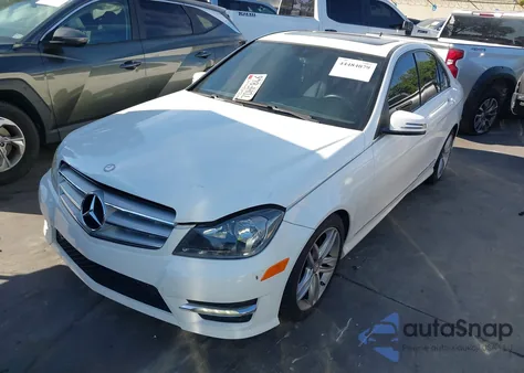 2013 Mercedes-Benz C 250 Sport z USA, uszkodzony, nr VIN WDDGF4HB5DR275509